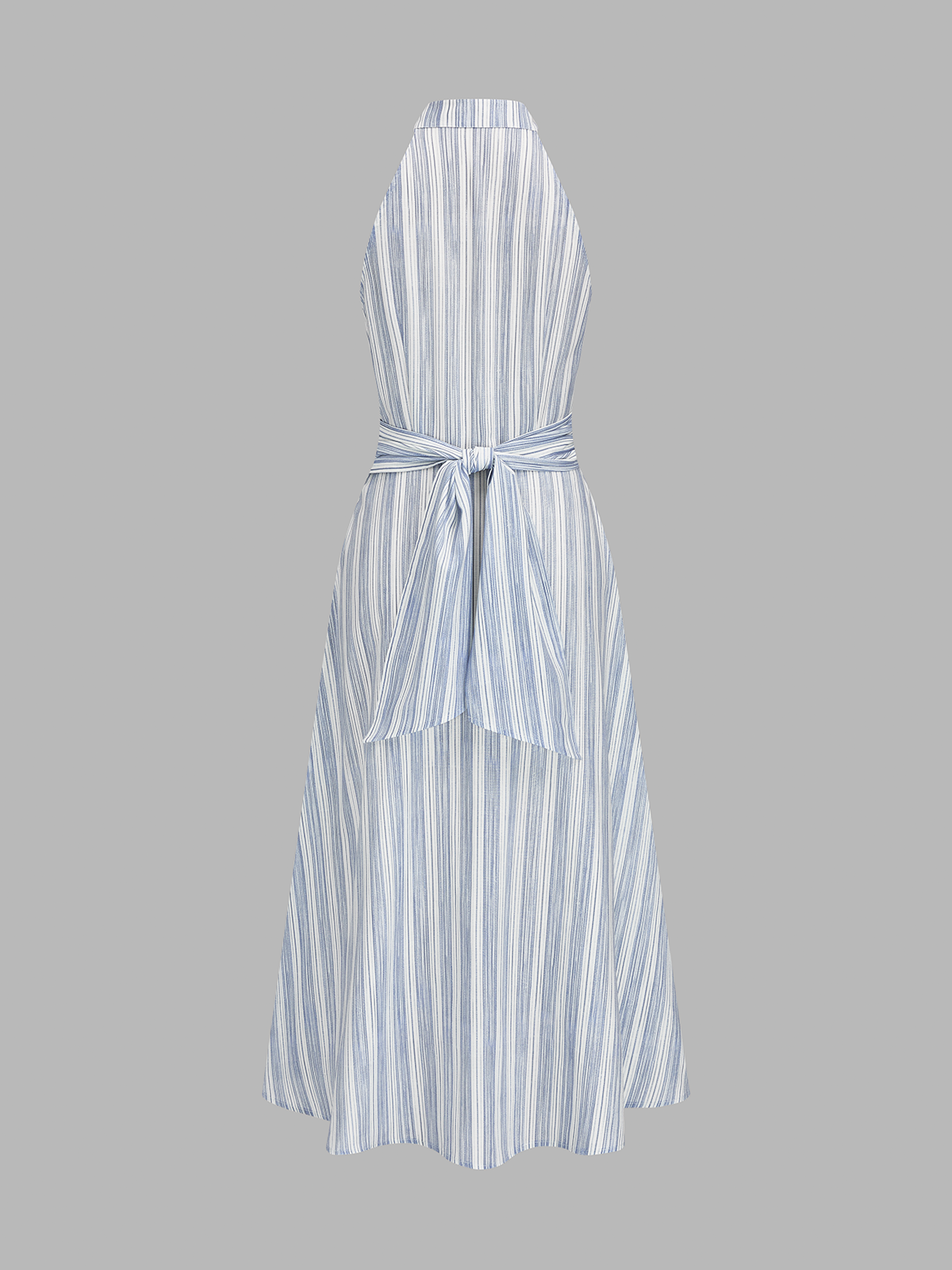 Detal wzoru w paski i dekoltu halter w sukience maxi