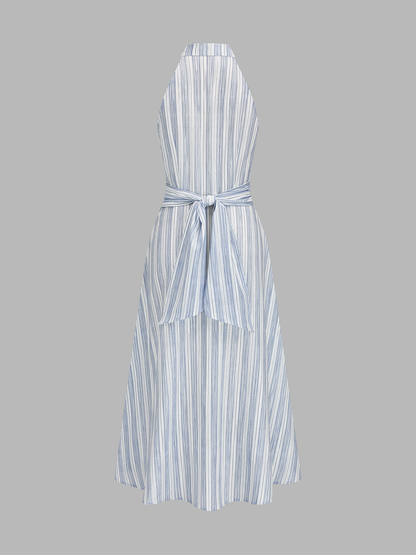 Detal wzoru w paski i dekoltu halter w sukience maxi