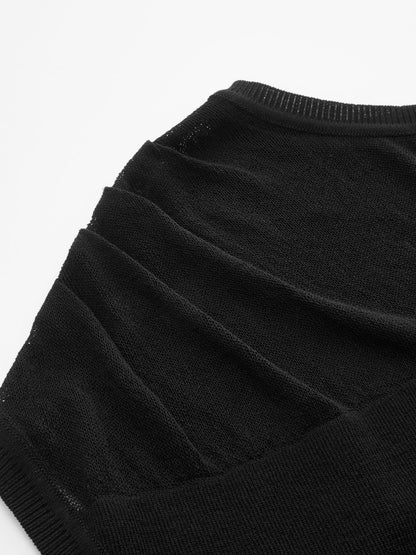 Damski sweter dzianinowy prezentowany na modelce w stylizacji wyjściowej