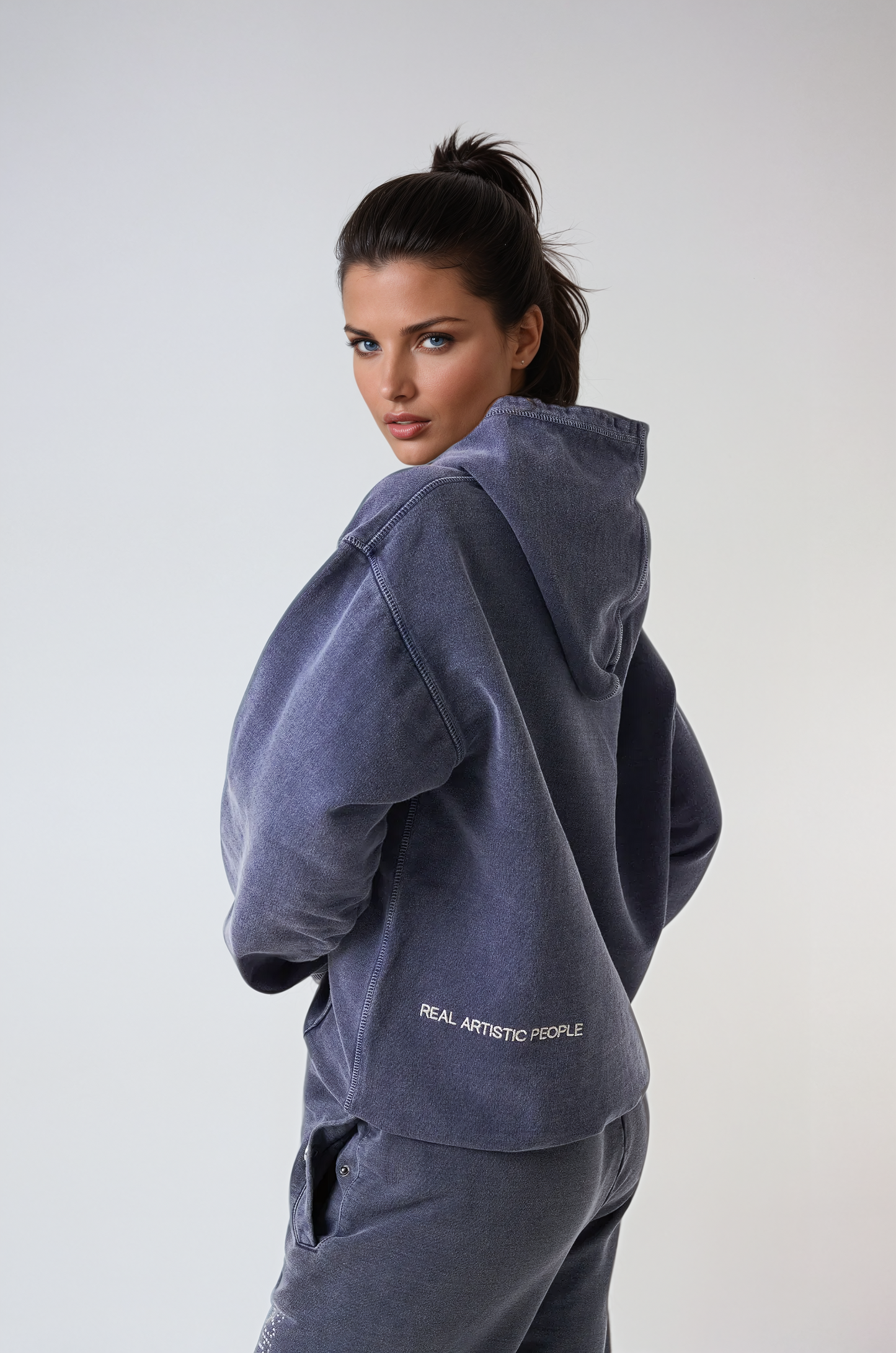 Sabina - Wygodny sweter z nowoczesnym i kulturalnym designem