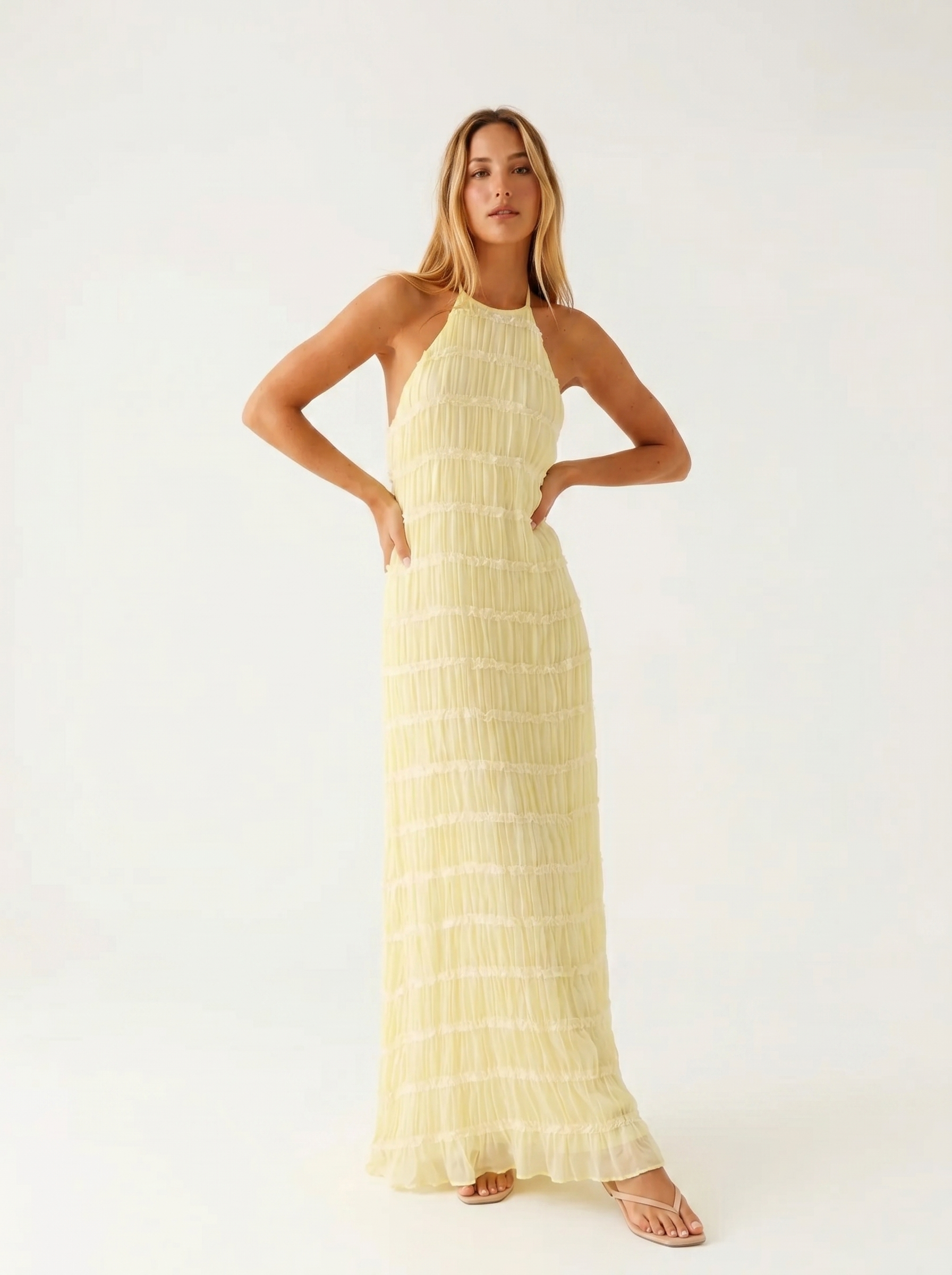 Elegancka casual sukienka damska halter z falbanami, pełny widok