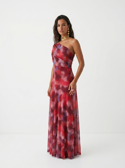 Elegancka drapowana sukienka maxi na modelce, widok z tyłu