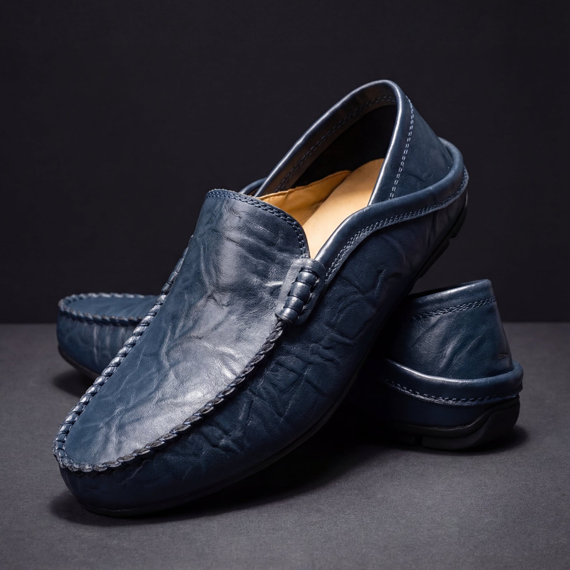 Para eleganckich męskich mokasynów wsuwanych na jasnym tle