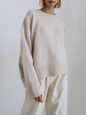 Damski sweter z dzianiny pokazany z przodu