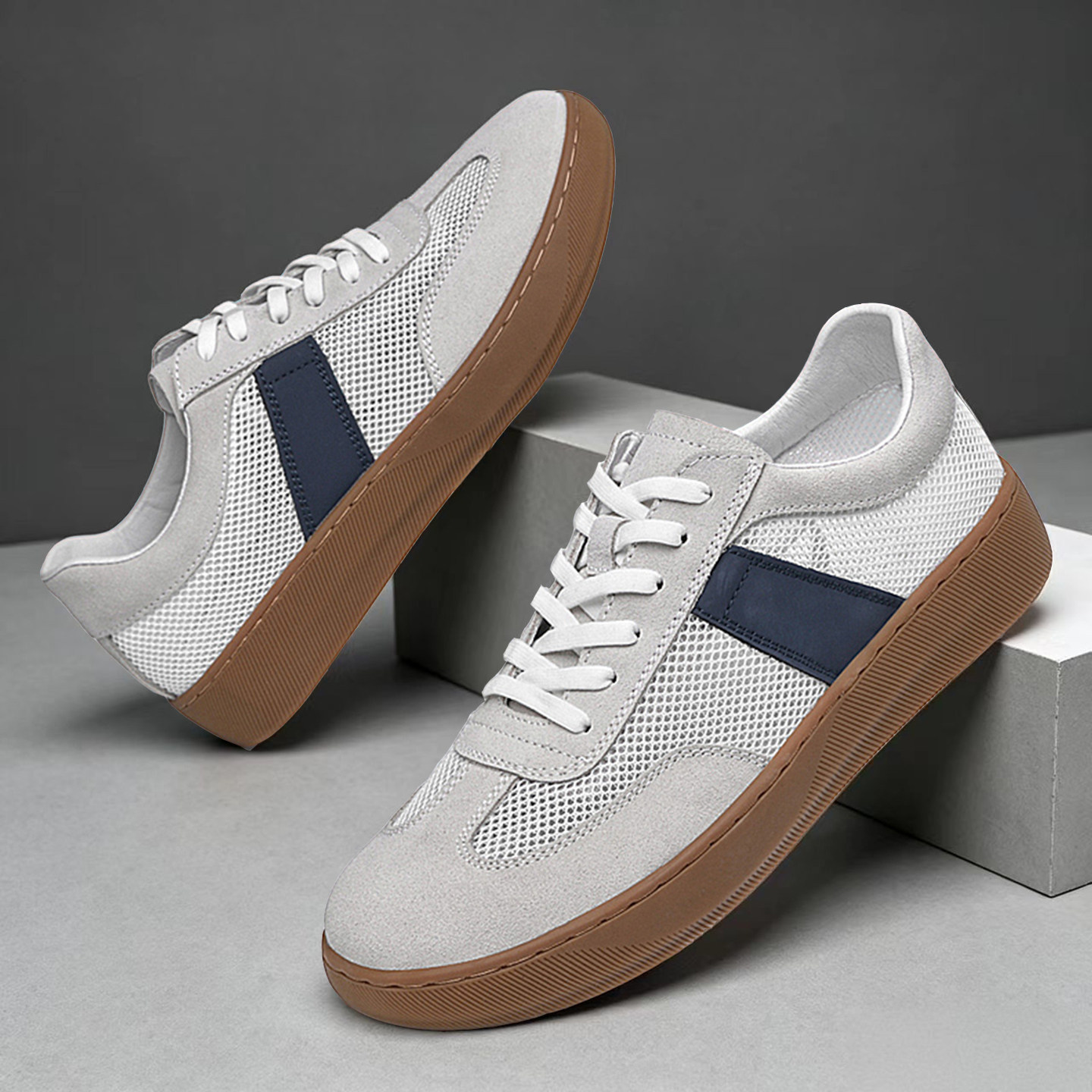 Kobaltowe zamszowe sneakersy z siateczkowymi panelami, para butów