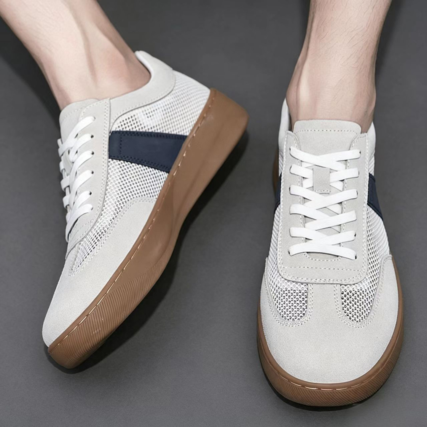 Przód kobaltowych sneakersów z oddychającej siateczki