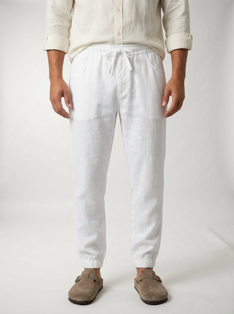 Model prezentuje męskie lniane spodnie jogger w stylizacji casual