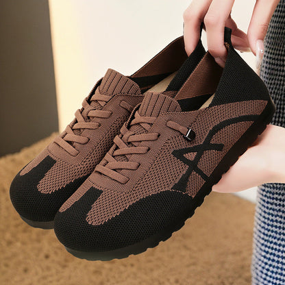 Profil damskich sneakersów wsuwanych z dekoracyjnym sznurowaniem