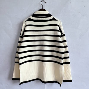 Sweter w paski prezentujący wzór dzianiny