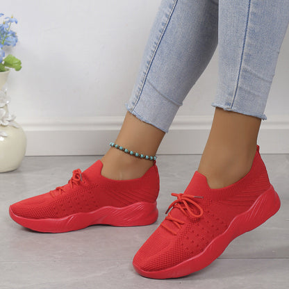 Profil damskiego sneakersa wsuwanego z falistą podeszwą