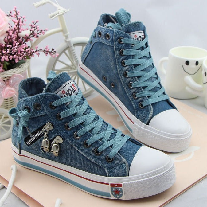 Bok damskich sneakersów w stylu denim z widocznym zamkiem
