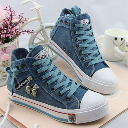 Bok damskich sneakersów w stylu denim z widocznym zamkiem
