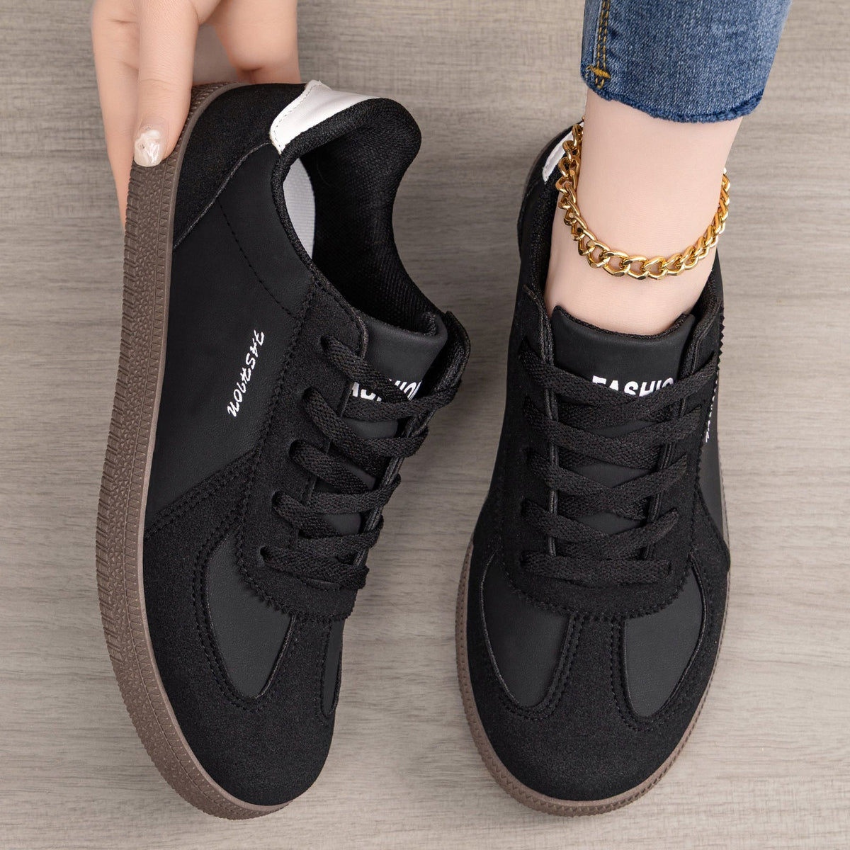 Damskie sneakersy retro z nakładkami z zamszu — widok z przodu
