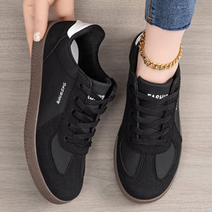 Damskie sneakersy retro z nakładkami z zamszu — widok z przodu
