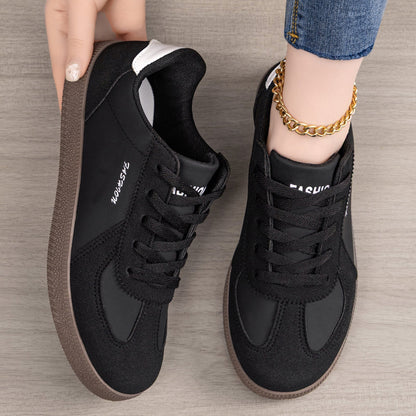 Damskie sneakersy retro z nakładkami z zamszu — widok z przodu