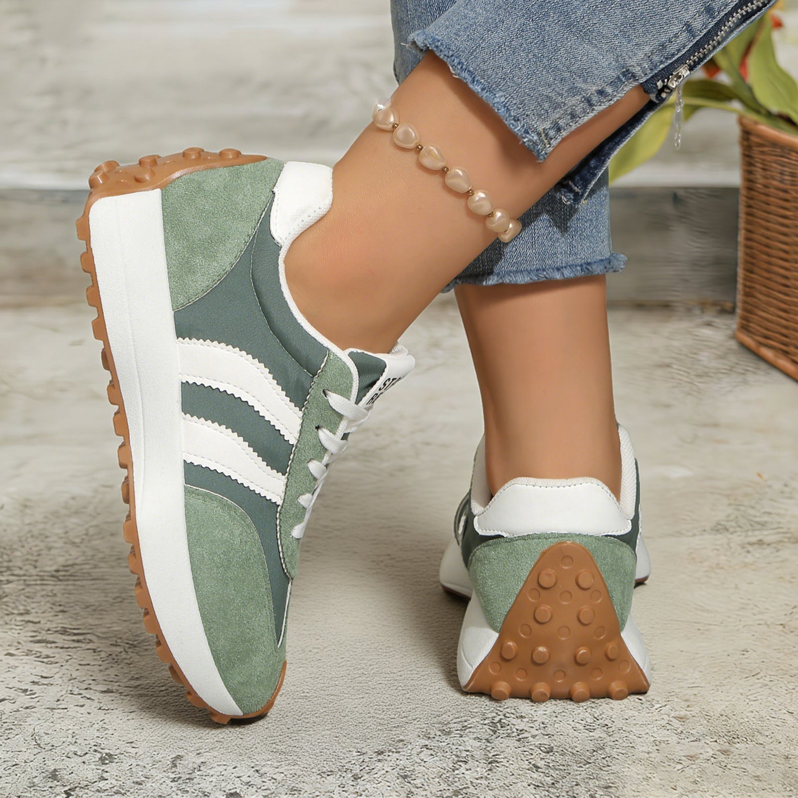 Zbliżenie na zamszowe nakładki damskich sneakersów retro