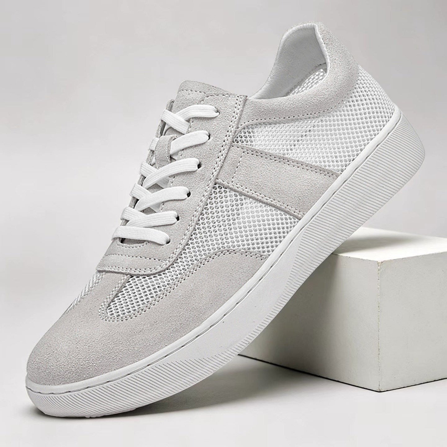 Tył kobaltowych sneakersów z zamszowym wykończeniem