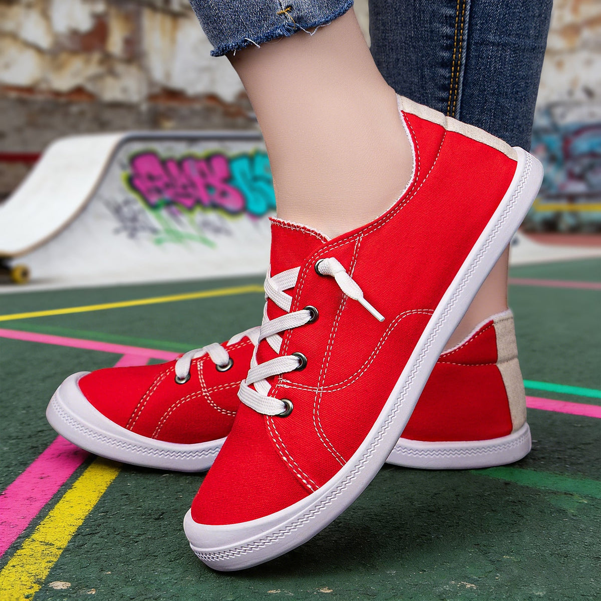 Profil damskich sneakersów canvas z niską cholewką