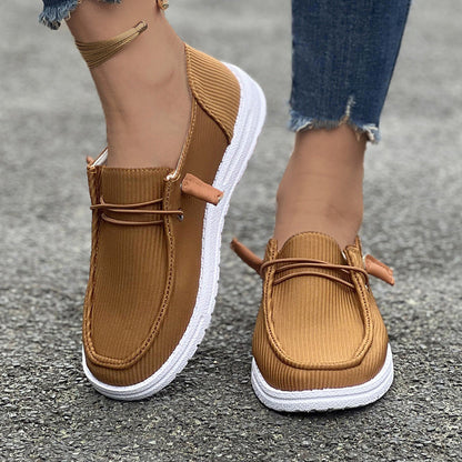 Elastyczne sznurowanie w damskich sneakersach wsuwanych