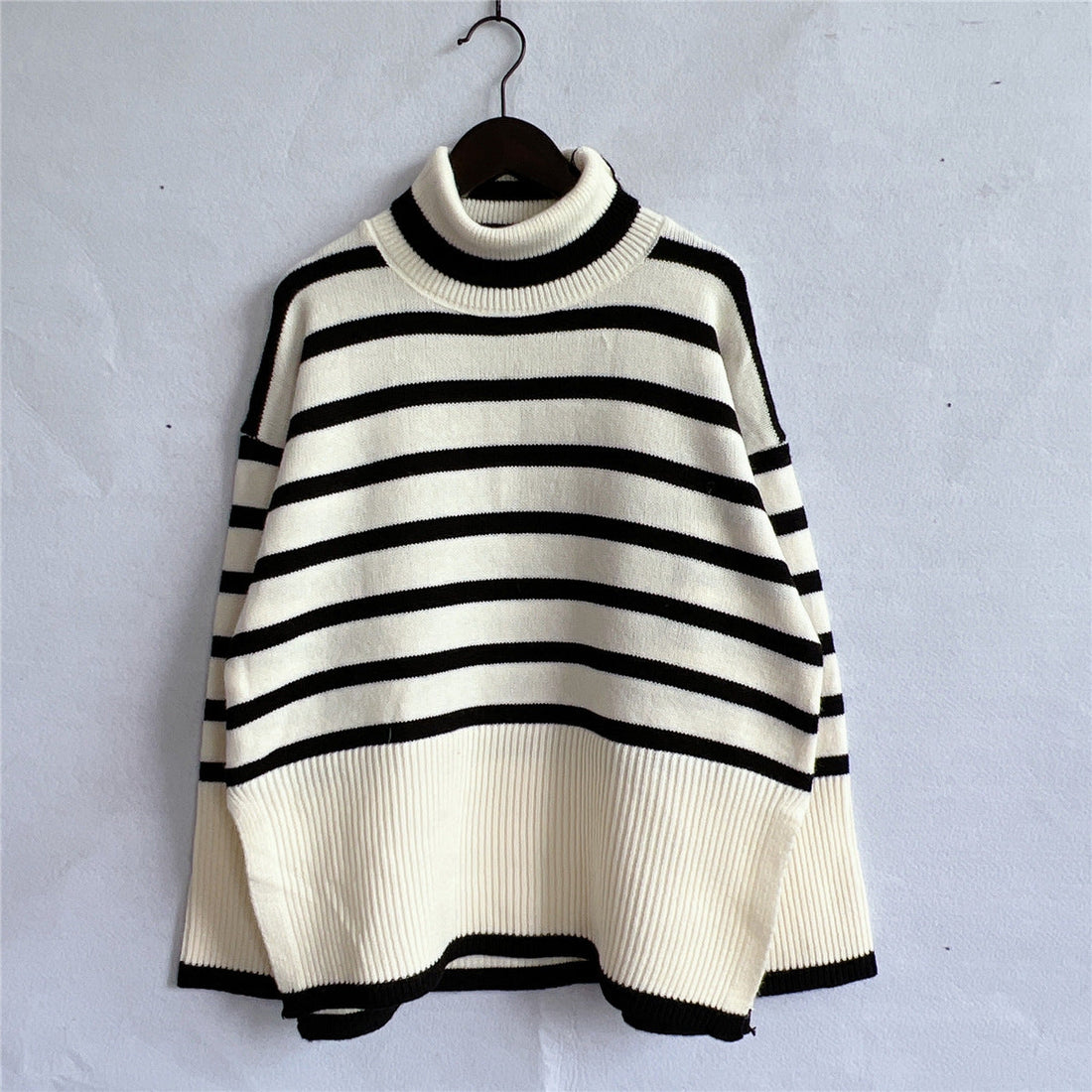 Sweter dzianinowy o klasycznym fasonie