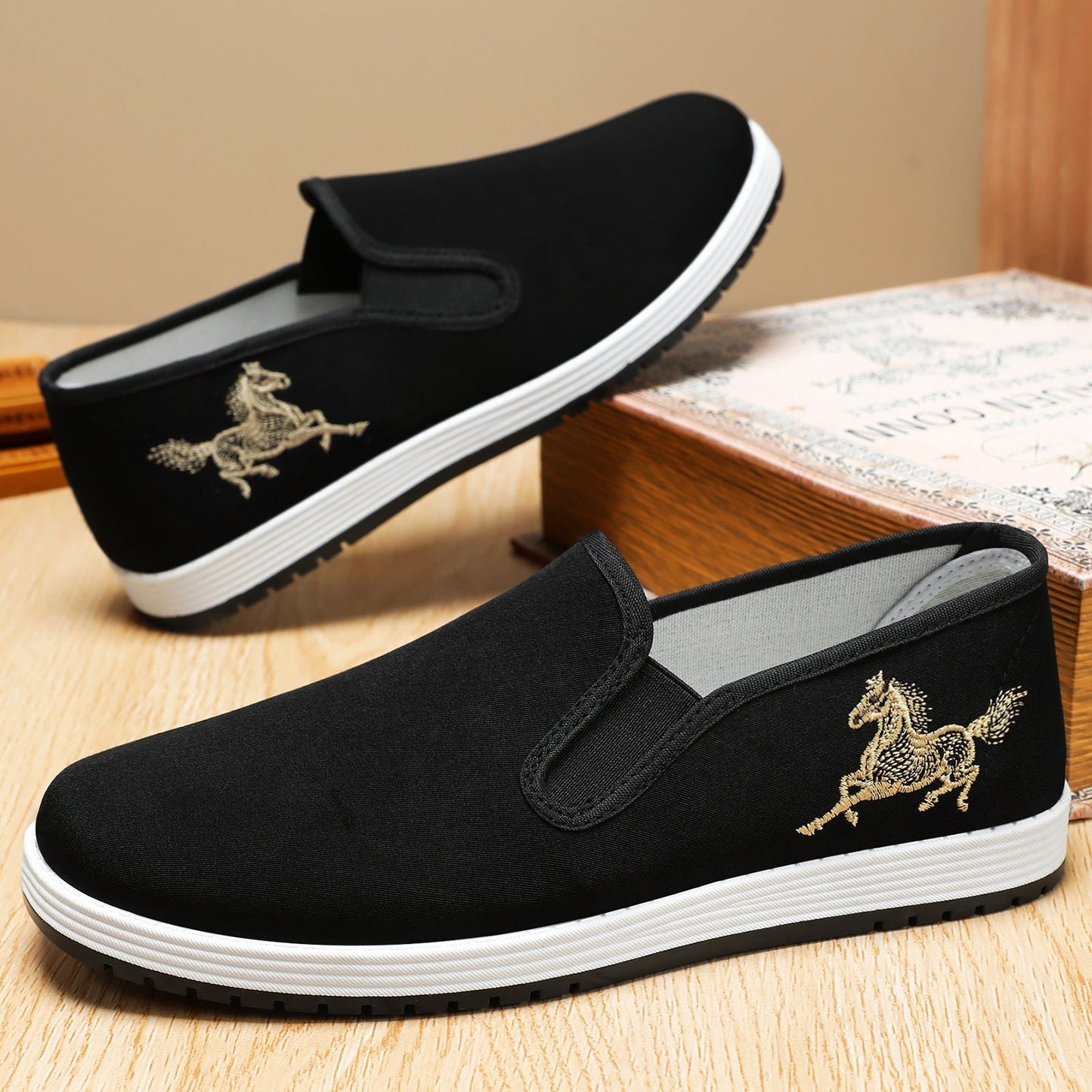 Damskie płócienne sneakersy wsuwane z haftem konia na białym tle