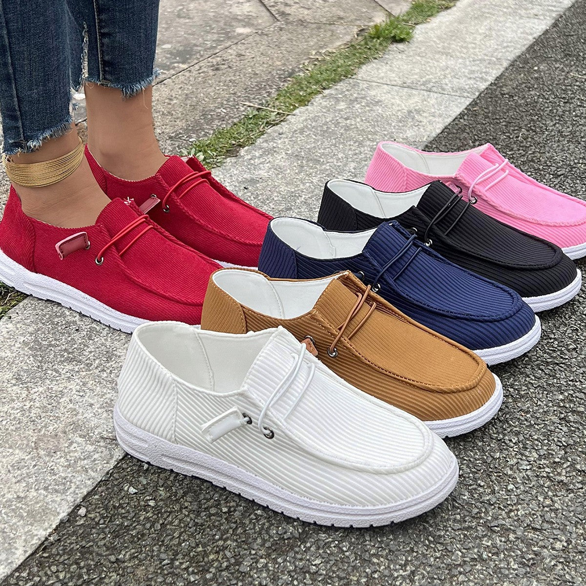 Widok z przodu damskich sneakersów z tekstylną cholewką