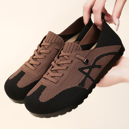 Damskie sneakersy wsuwane prezentowane z boku