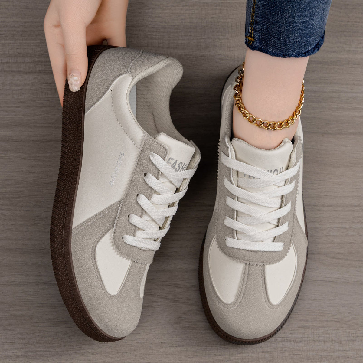 Damskie sneakersy retro z zamszowymi nakładkami — widok z boku