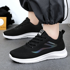Dzianinowe sneakersy unisex pokazane z boku, z elastyczną cholewką