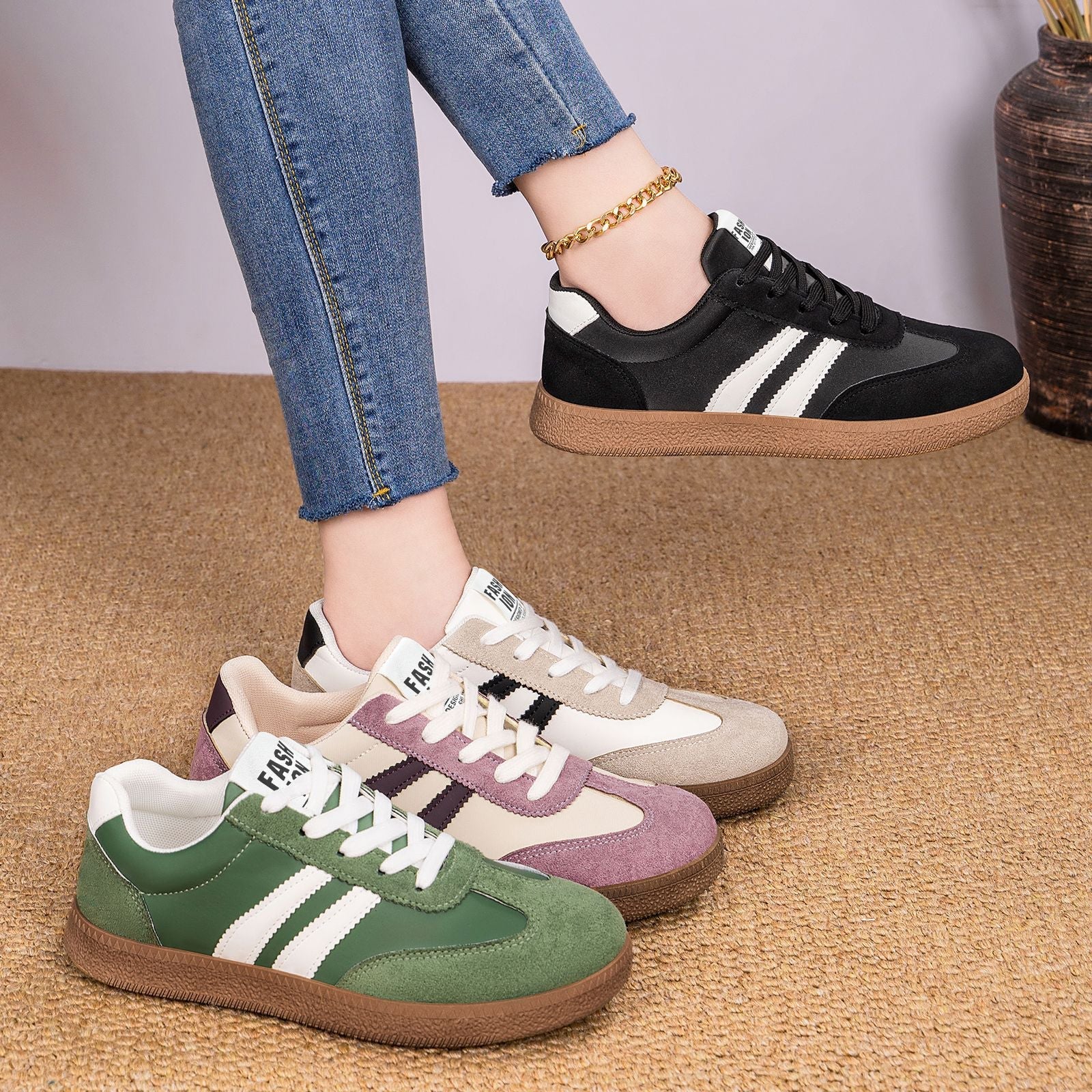 Zbliżenie na zamszowo-tekstylną cholewkę sneakersów