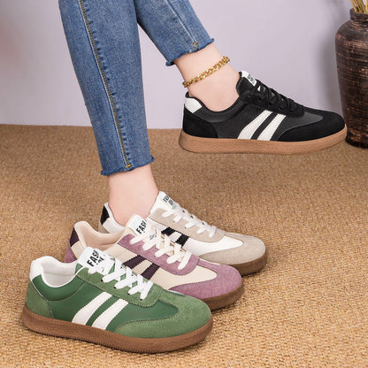 Zbliżenie na zamszowo-tekstylną cholewkę sneakersów