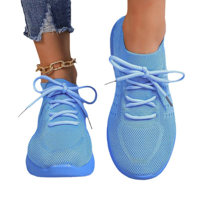 Zbliżenie na dzianinową cholewkę damskiego sneakersa