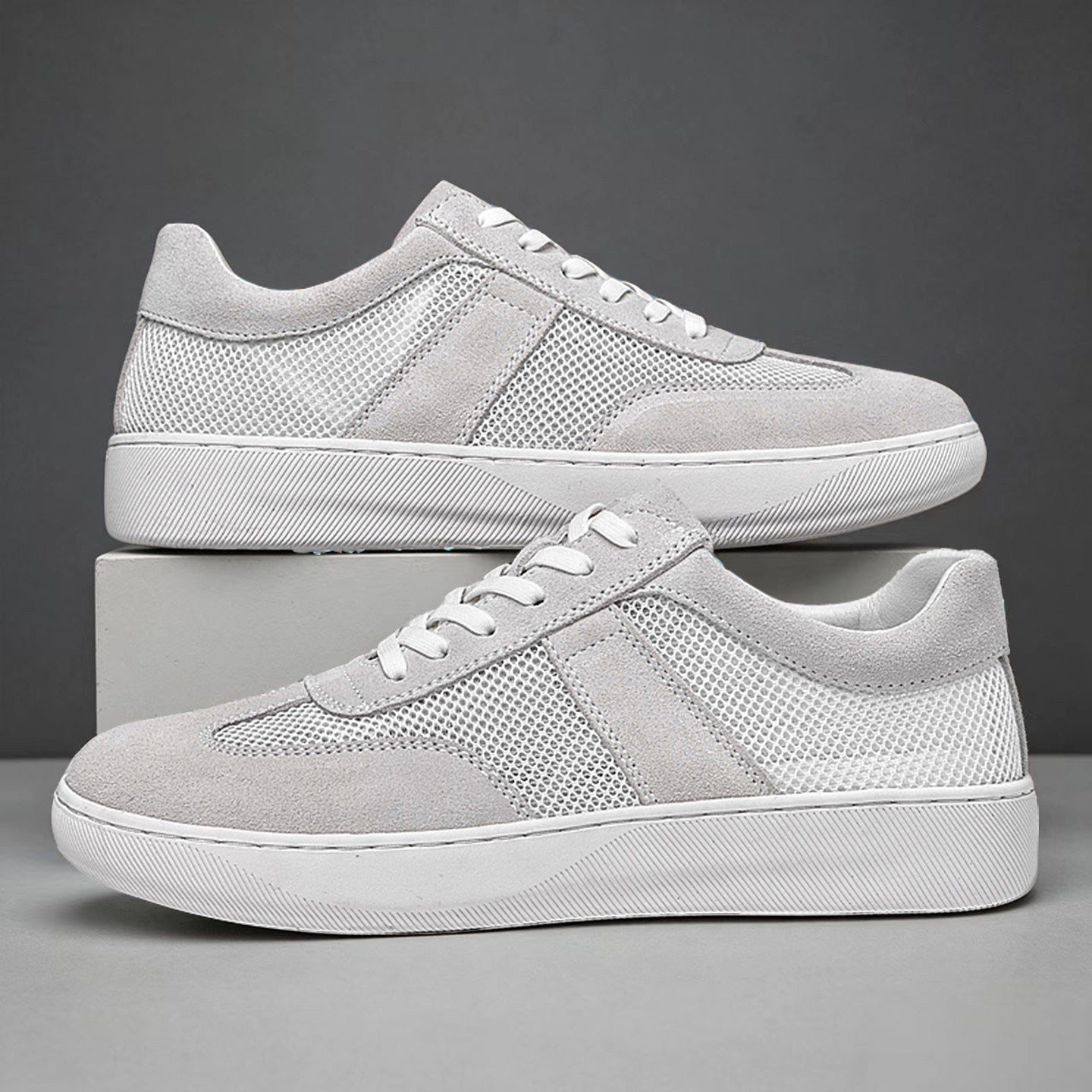 Profil kobaltowego sneakersa z siateczki i zamszu na jasnym tle