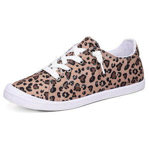Para damskich sneakersów low top na jasnym tle