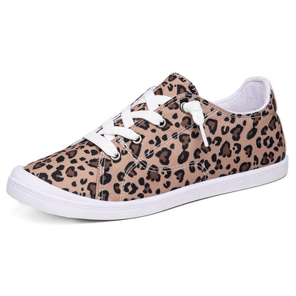 Para damskich sneakersów low top na jasnym tle