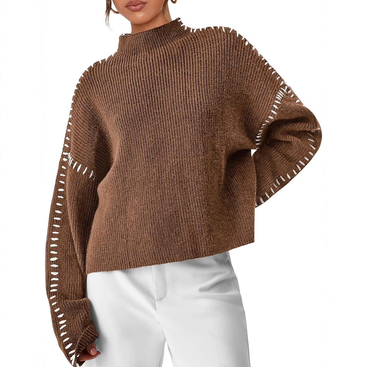 Pełna sylwetka w damskim swetrze oversize