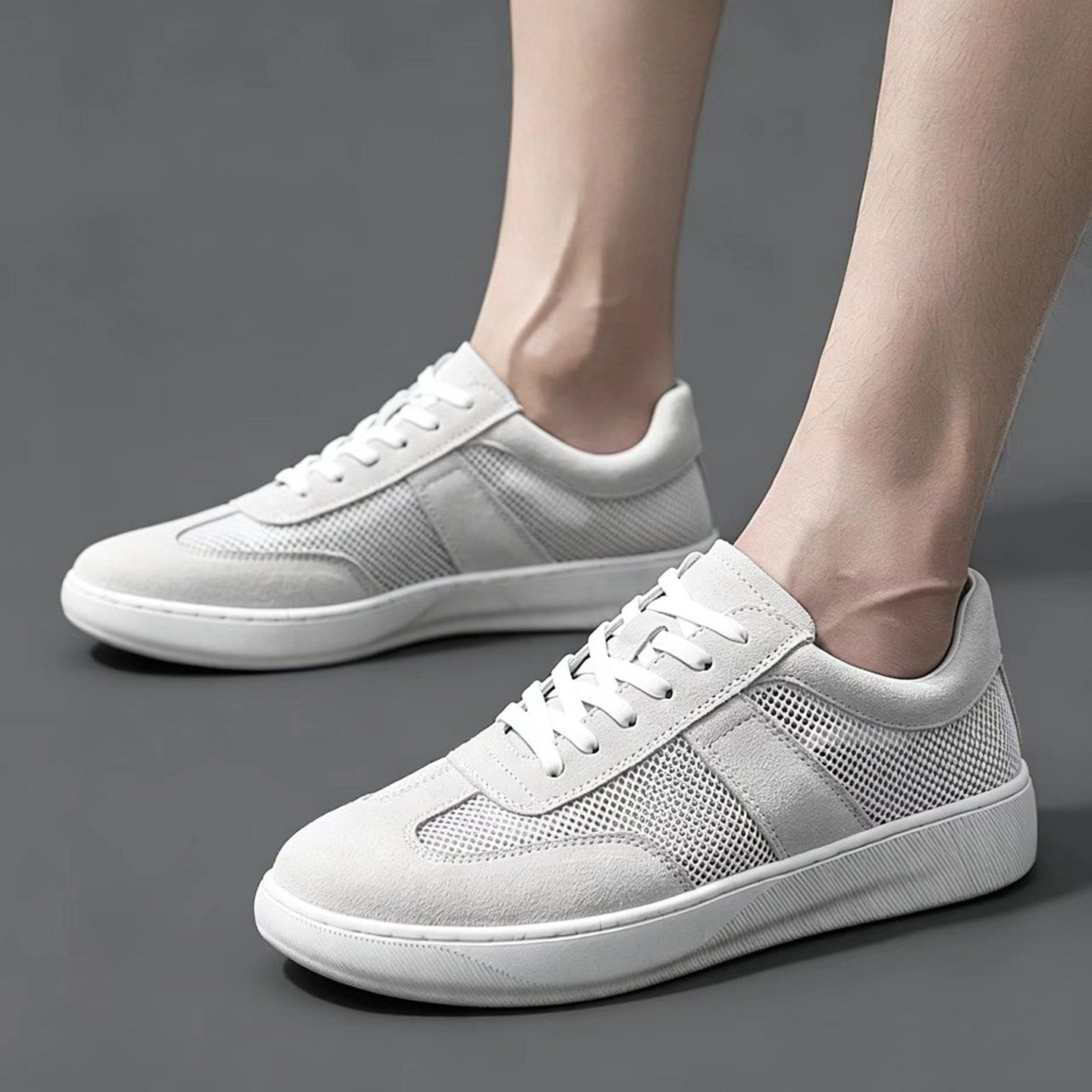 Detale materiału w kobaltowych sneakersach z siateczki i zamszu