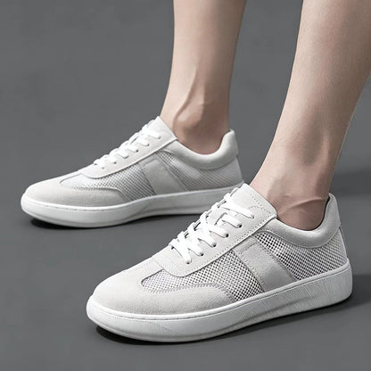 Detale materiału w kobaltowych sneakersach z siateczki i zamszu
