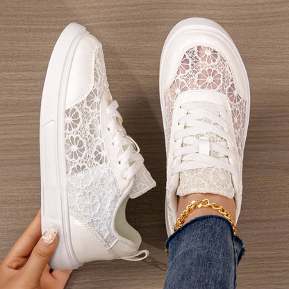 Zbliżenie damskiego sneakersa z ozdobną koronką przy cholewce