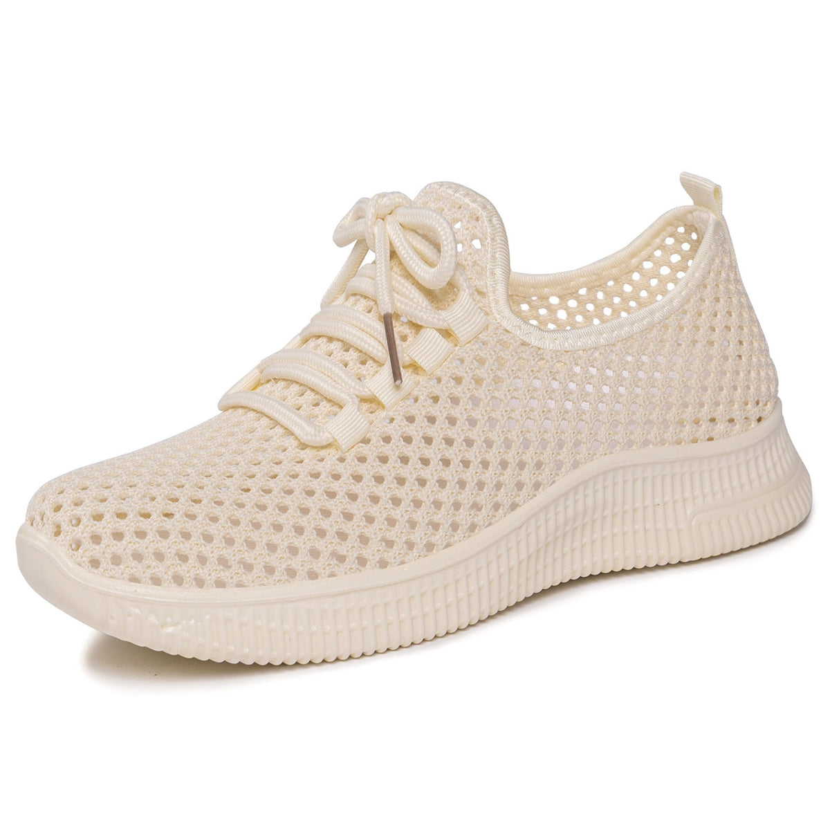 Zbliżenie na siatkową cholewkę damskich sneakersów