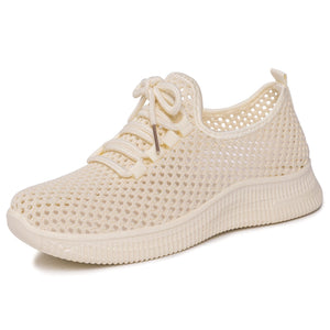 Zbliżenie na siatkową cholewkę damskich sneakersów