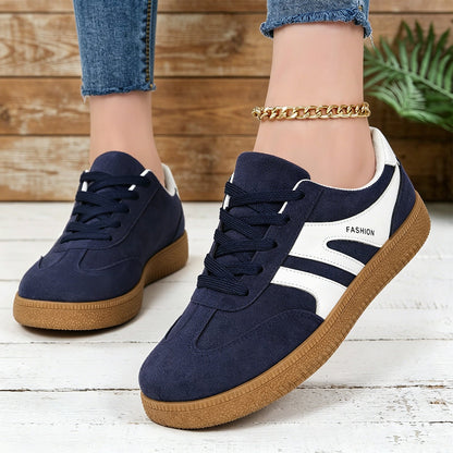 Zbliżenie na zamszową cholewkę męskich sneakersów retro