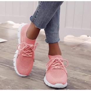 Para lekkich damskich sneakersów na płaskiej powierzchni
