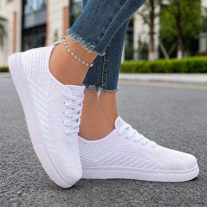 Widok z boku damskich sneakersów wsuwanych z dzianinową cholewką