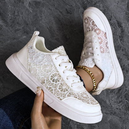 Damskie sneakersy na platformie z delikatnym koronkowym wykończeniem