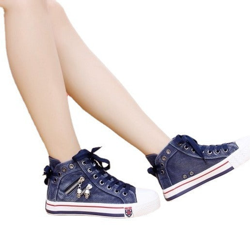Sneakersy damskie w stylu denim z ozdobnymi detalami