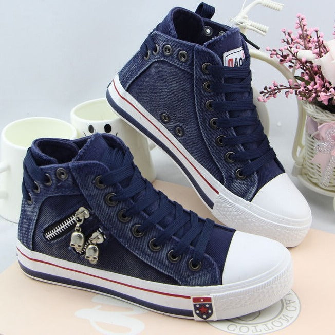Wysokie sneakersy damskie z bocznym zamkiem i dekoracyjnymi zawieszkami