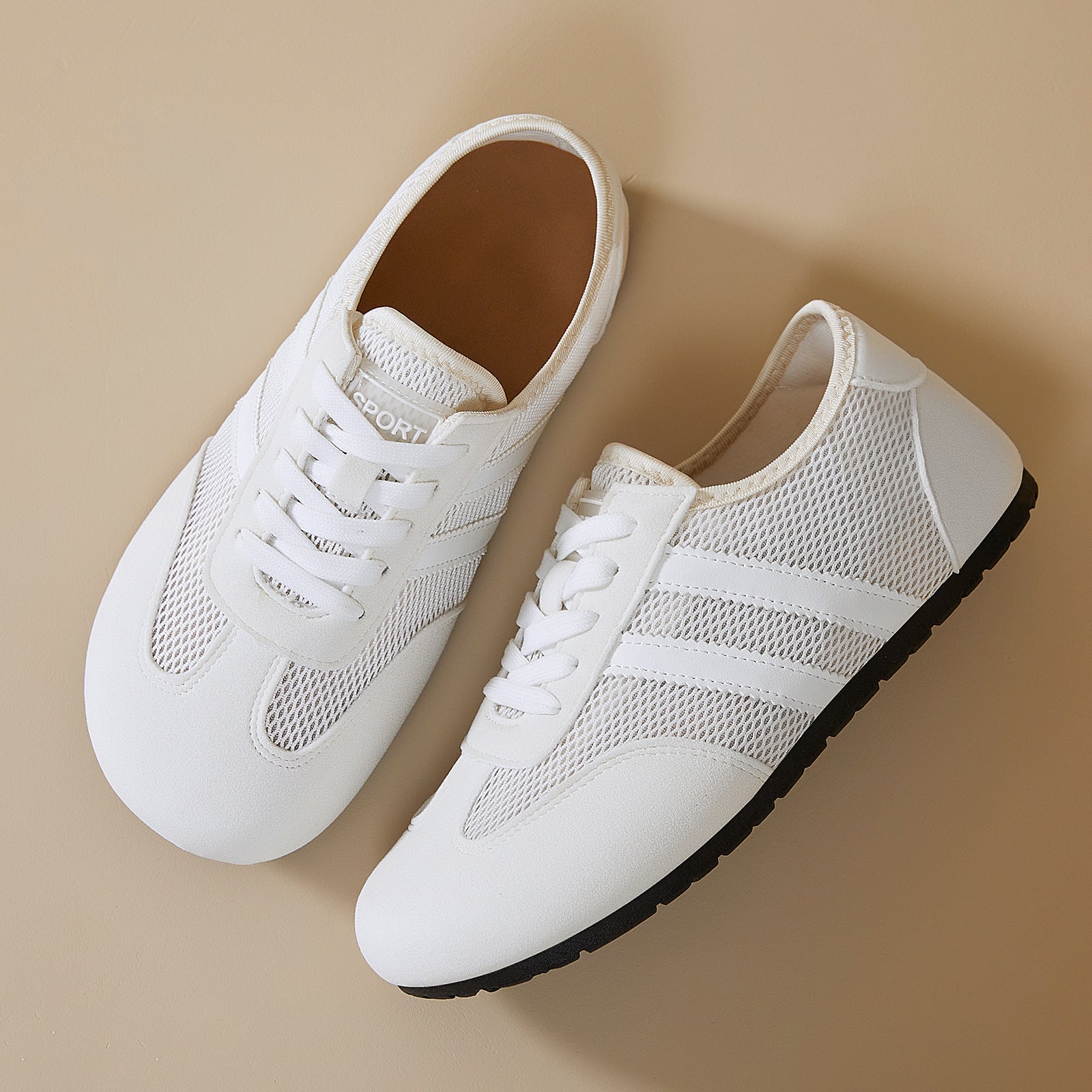 Profil damskiego sneakersa retro z niską cholewką