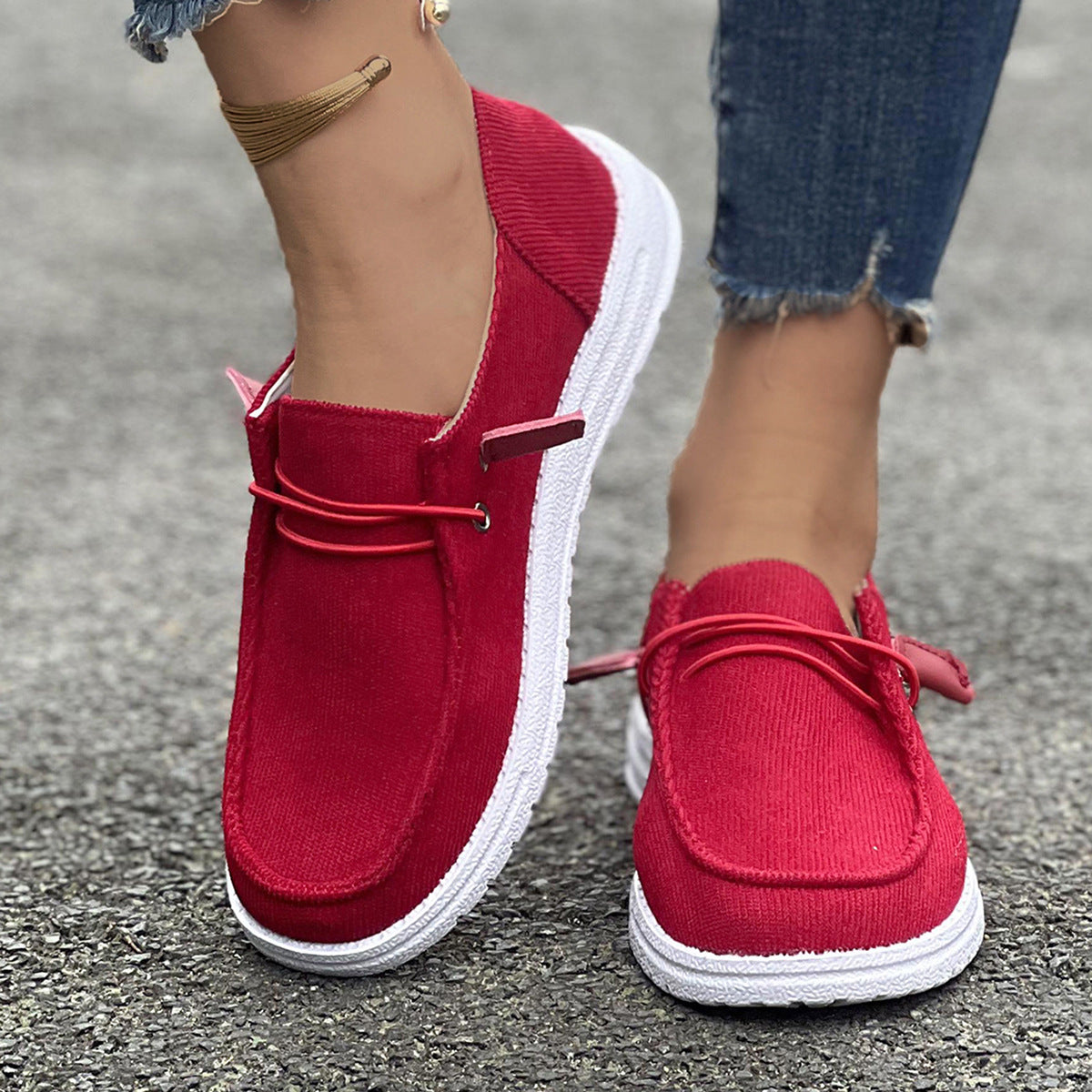 Profil damskich sneakersów wsuwanych z elastycznym sznurowaniem