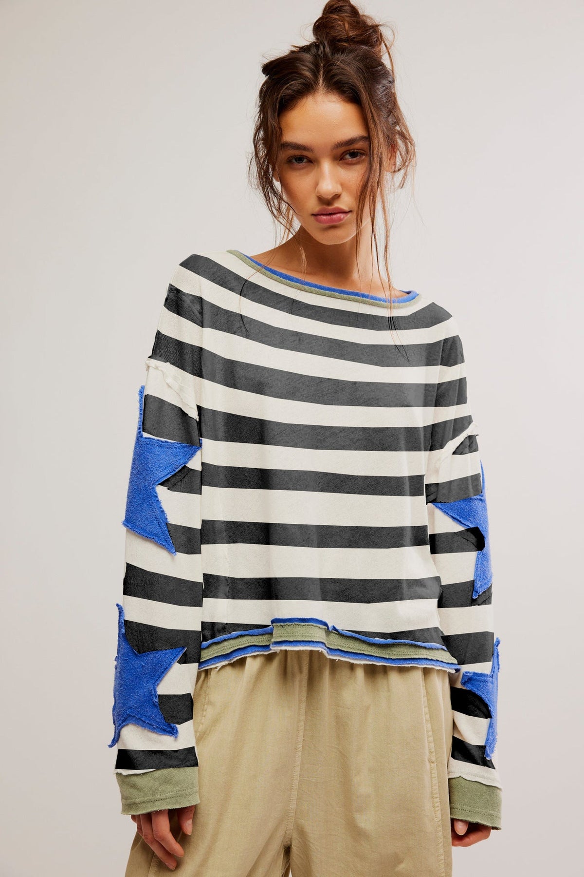 Tył bluzy oversize z kontrastowym detalem